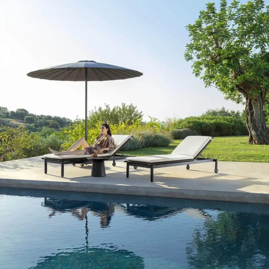 Exceptional Talenti Dolcevita Alu lounger with geometric dark matte metal frame and light textile cushion