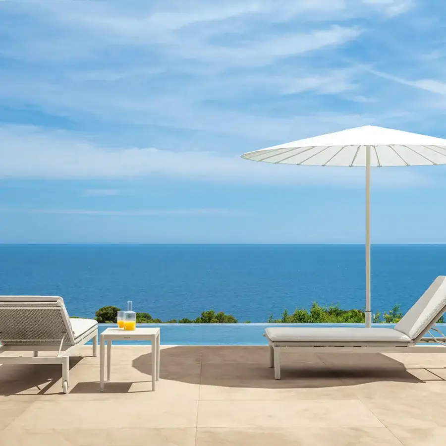 Exceptional Talenti Dolcevita Alu lounger with adjustable backrest and textile cushion in light gray or off-white tones crafted in Italy