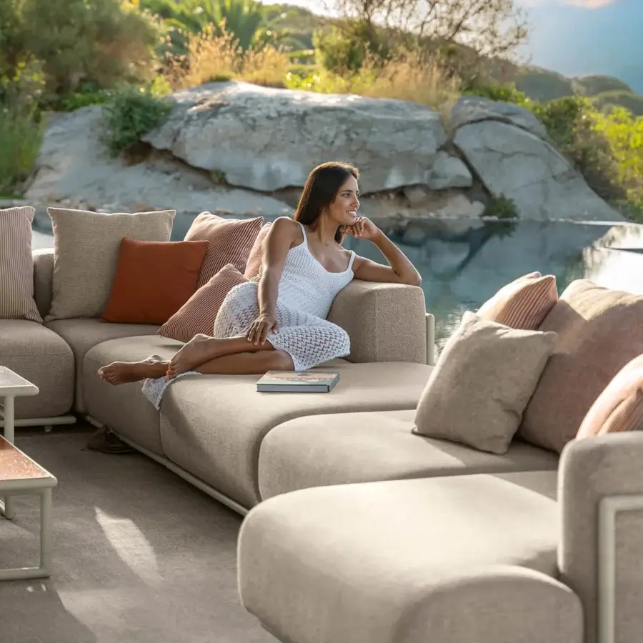 Sophisticated Talenti Tressé sectional with light beige textile and hand-woven eco-leather embracing a slim aluminum frame