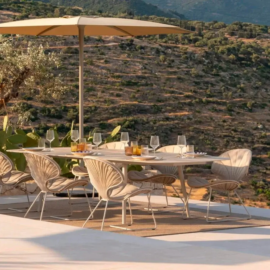 Exceptional Royal Botania Palma umbrella with organically shaped ribs and a Cappuccino textile Cat A cover, built with a matching aluminum pole