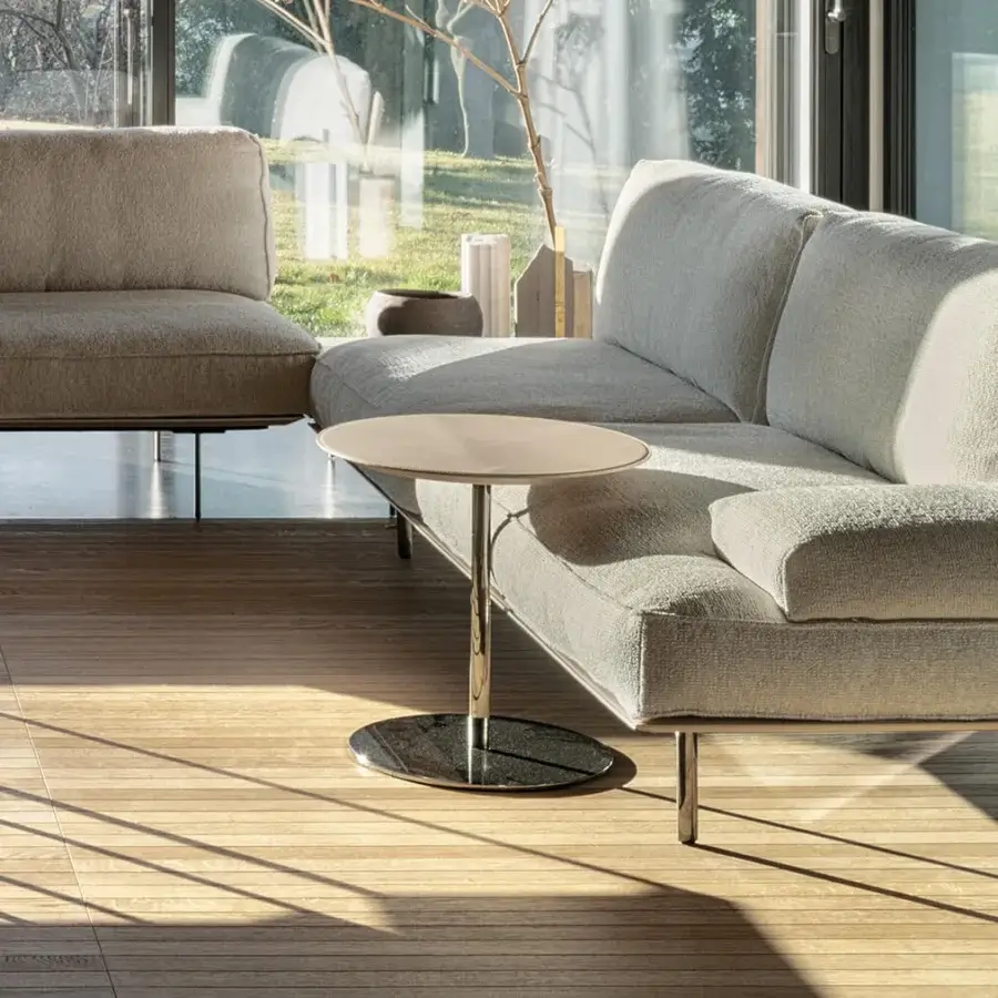 Superior Cierre1972 Vogue Cuoio side table with light raw-cut leather and polished metal leg built with a dark glossy base