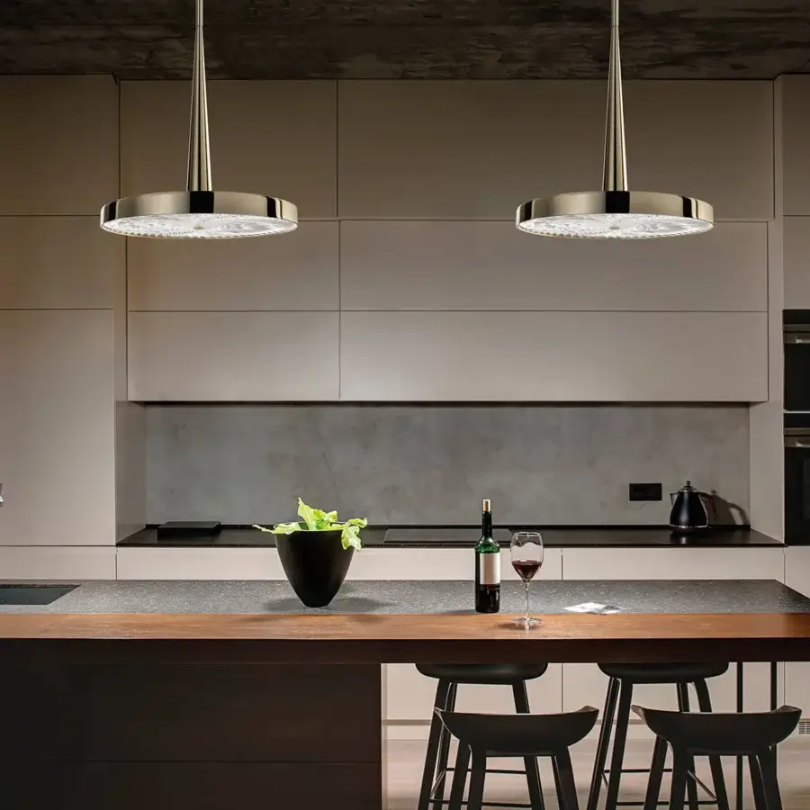 Superior Italamp Ritmico suspension lamp with transparent hand-carved crystal diffuser and light gold metal rod crafted in Italy