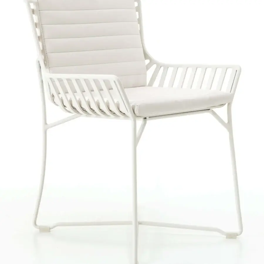 Elegant Roberti Rattan Hamptons Graphics armchair with powder-coated aluminum and light beige ribbed textile seat