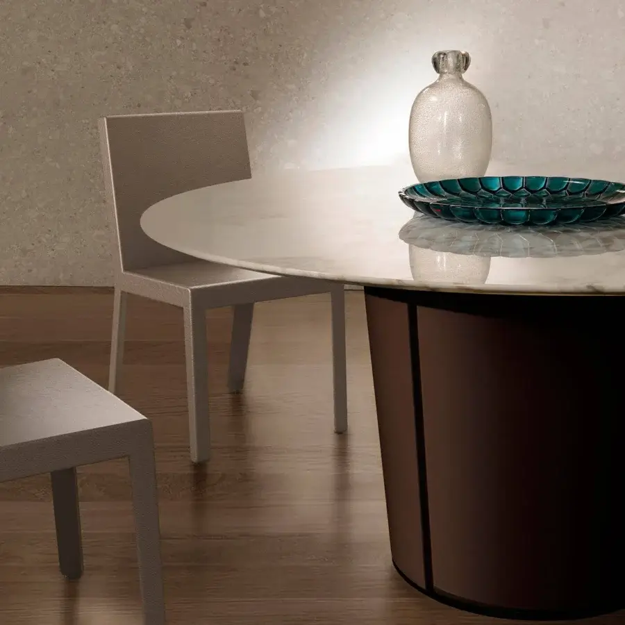 Distinguished 4 Mariani Papier table with a light beige marble tabletop and warm brown satin-finish saddle leather base