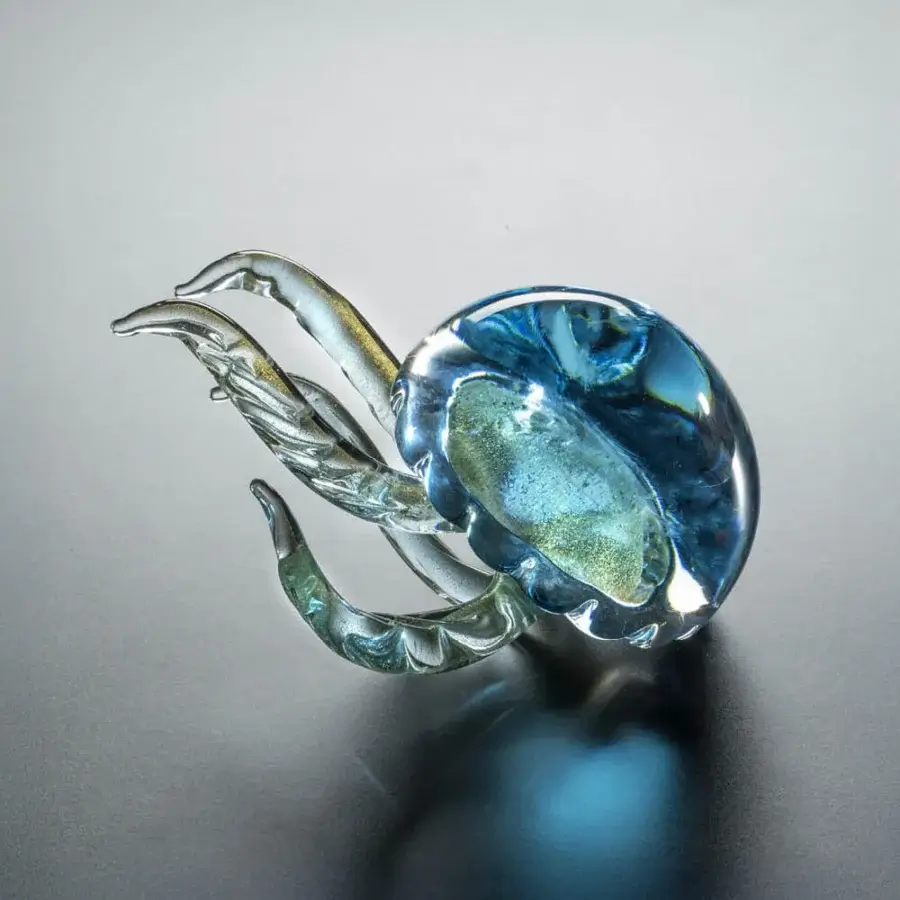Distinguished Duccio di Segna Jellyfish sculpture crafted from luminous blue Colle Val d'Elsa crystal with iridescent gold inclusions and glossy finish