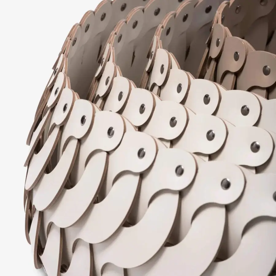 Distinguished Pinetti Alicante baskets crafted in Italy with interlocking curvilinear elements and pale beige washable leather