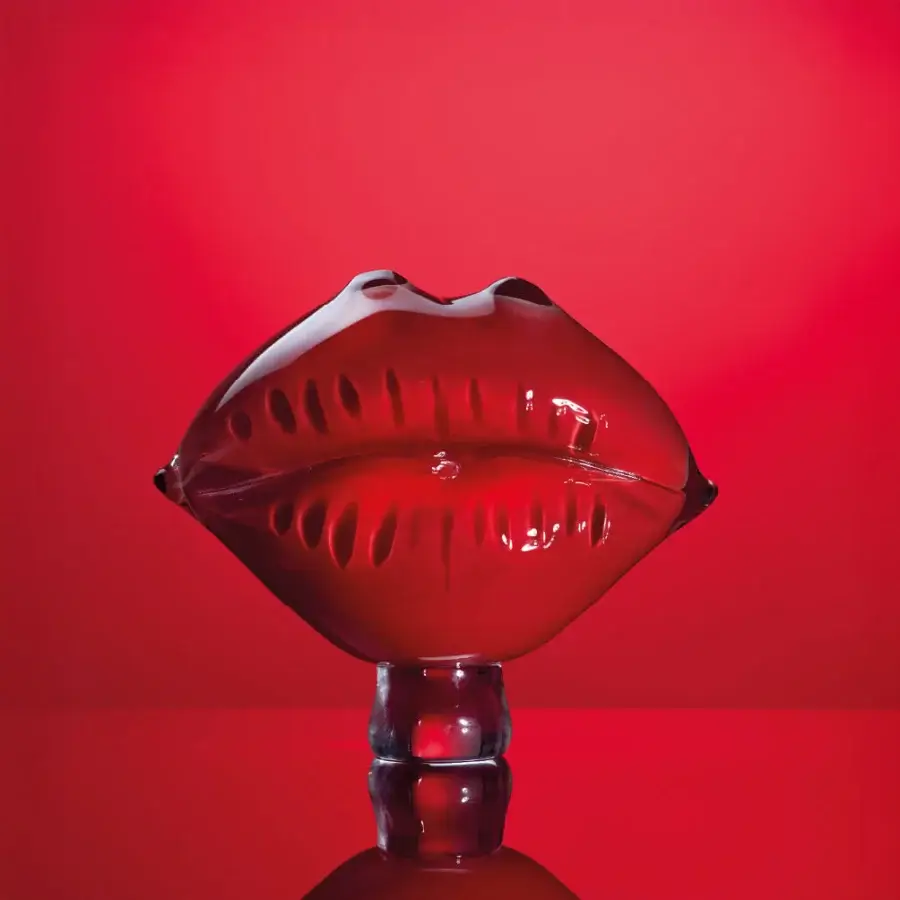 Captivating Duccio di Segna Bocca sculpture crafted in luminous crystal of Colle Val d'Elsa with a glossy, saturated red finish