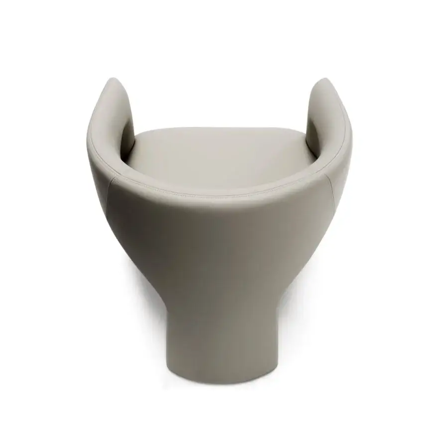 Superior Arketipo Sienna chair crafted in Italy with curvilinear leather form and matte light gray finish