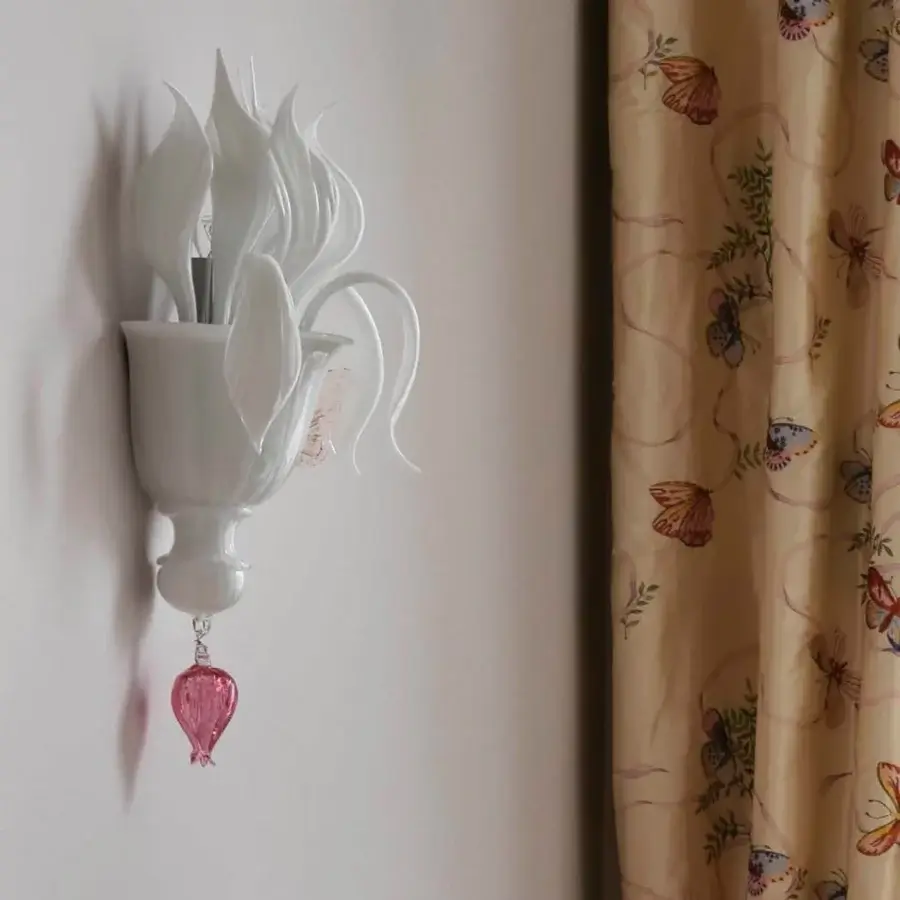 Superior Barovier&Toso Adonis wall lamp with sculpted white ceramic and pinkish-purple glass bud, finished with a glossy shade
