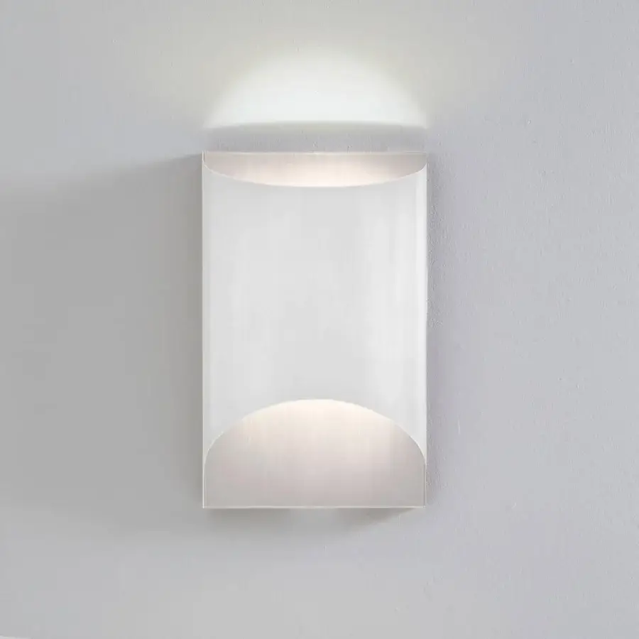 Sophisticated Penta Aprile wall lamp with a matt white varnished metal structure and curved rectangular form