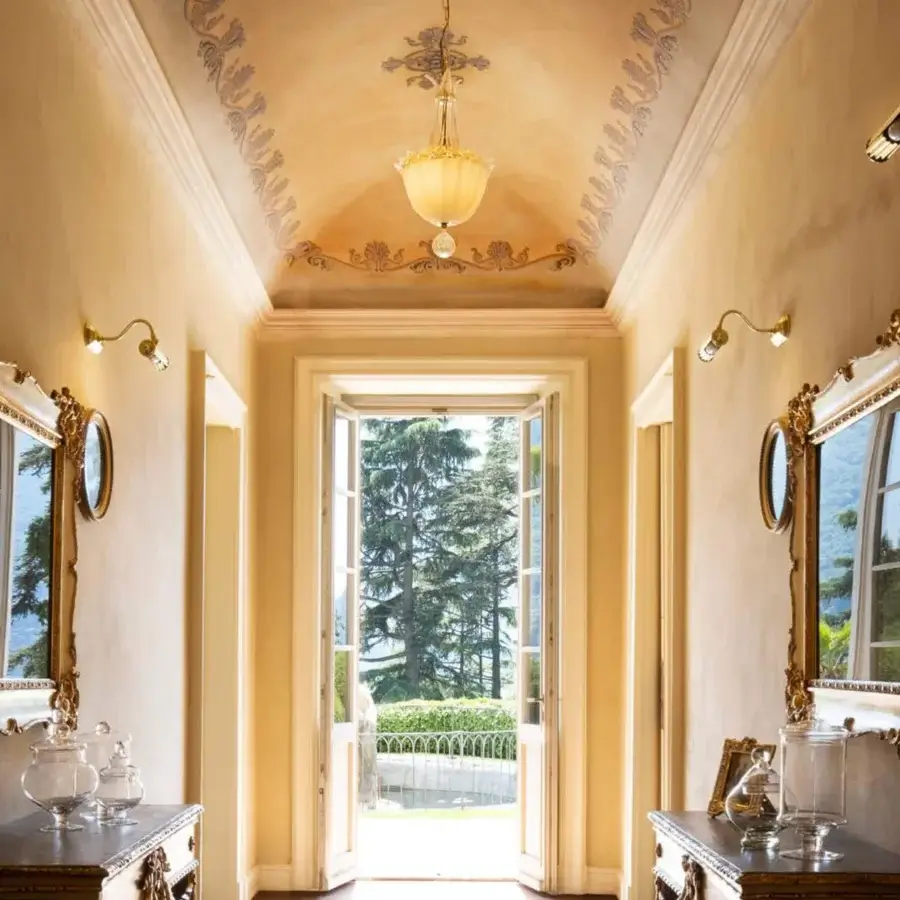 Superior Barovier&Toso Fanali Veneziani suspension lamp in translucent yellow glass with polished gold metalwork