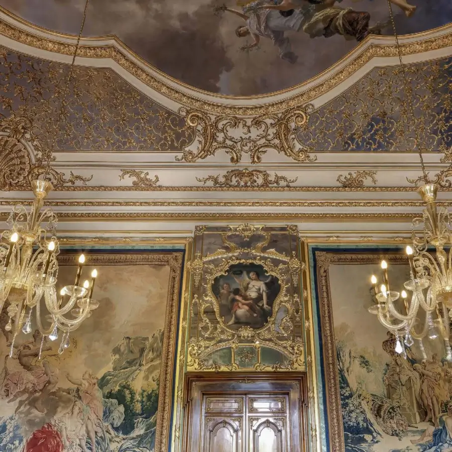Exquisite Barovier&Toso Izmir chandelier crafted in radiant gold with delicate Venetian crystal pendants and gilded fixtures