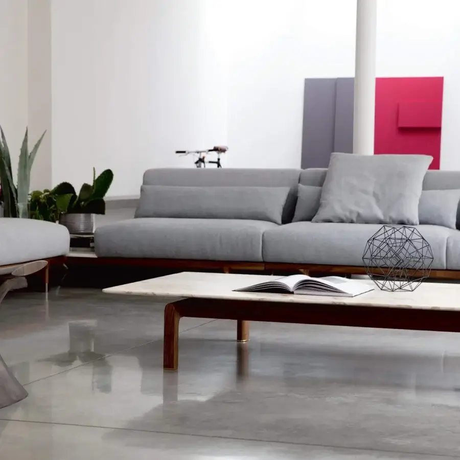 Elegant Porada Quay coffee table in solid Canaletto wood with brushed brass feet and a light-colored marble top