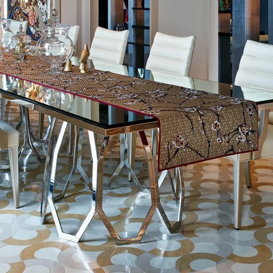 Distinguished Sicis Borgia table with transparent glass top and polished inverted V-shaped metal base in silver-toned finish