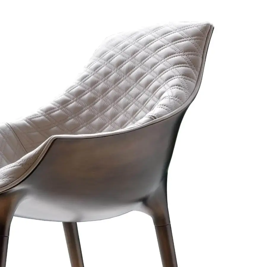 Distinguished Reflex Milady chair with light gray quilted leather and Nero Beluga 19 finished slender legs