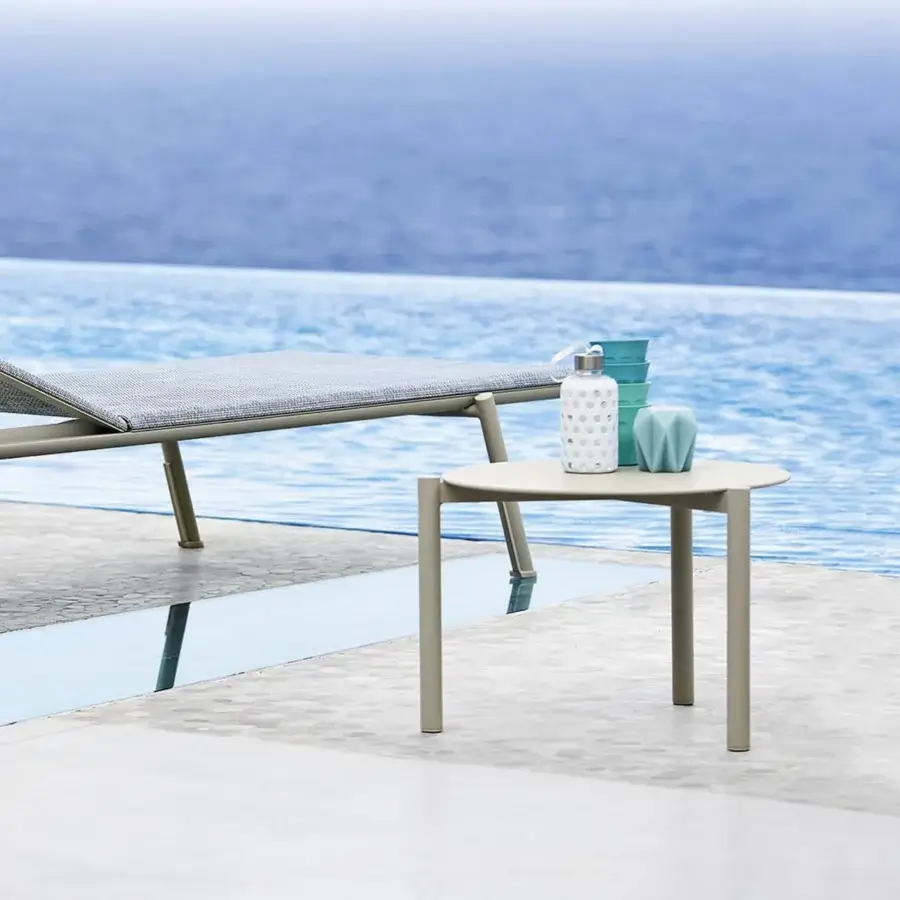 Superior Varaschin Bahia side table with a circular tabletop in light beige aluminum and matte finish