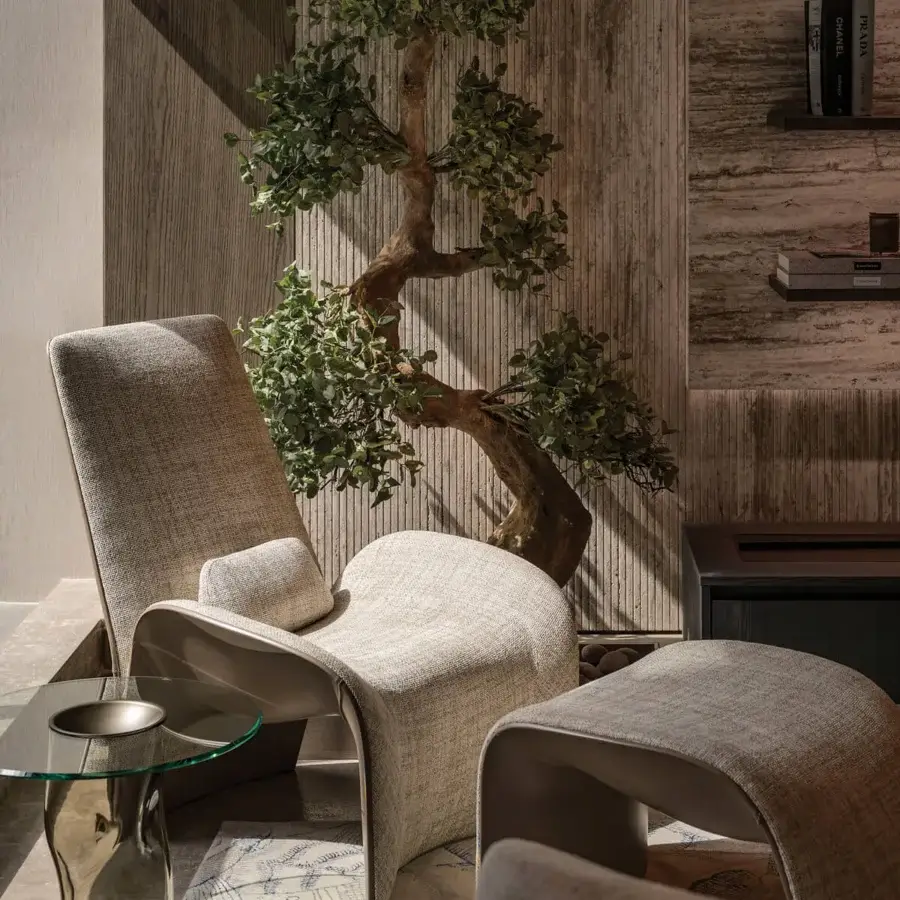 Elegant Giorgetti Eva lounge chair with a compact rigid polyurethane structure and textured neutral beige textile upholstery with a shiny lacquered finish