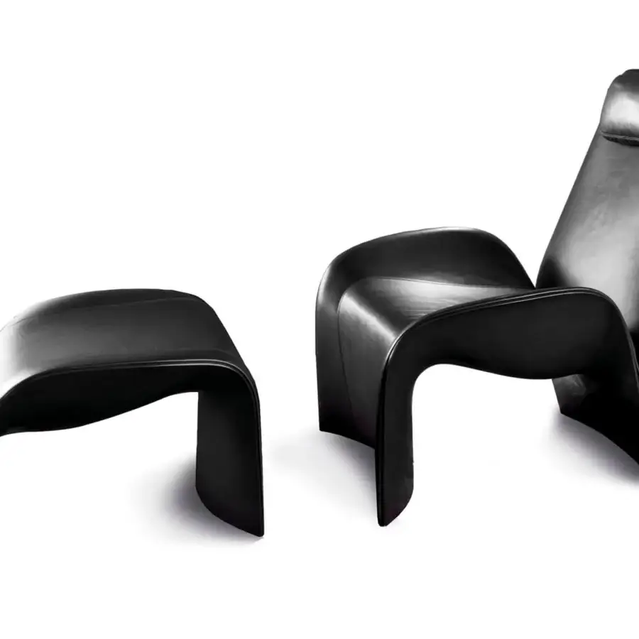 Exceptional Giorgetti Eva lounge chair crafted with saddle leather upholstery and sinuous lines in a glossy black finish