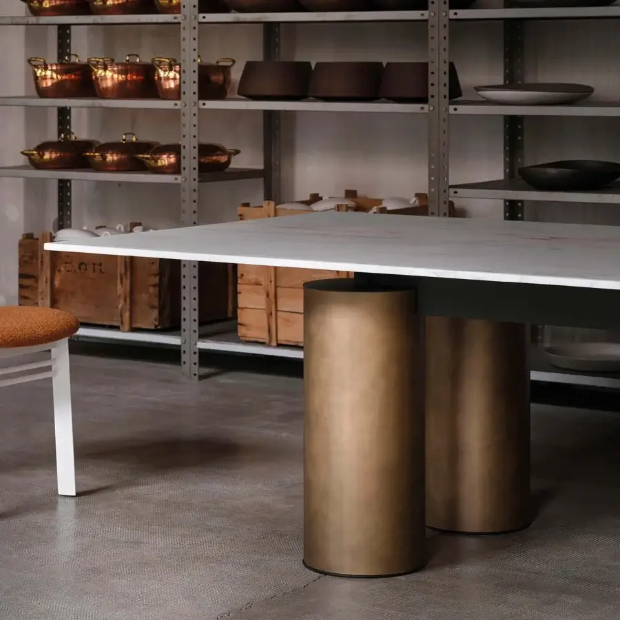 Exceptional Acerbis Serenissimo table with transparent tempered glass and warm bronze-toned metal base construction