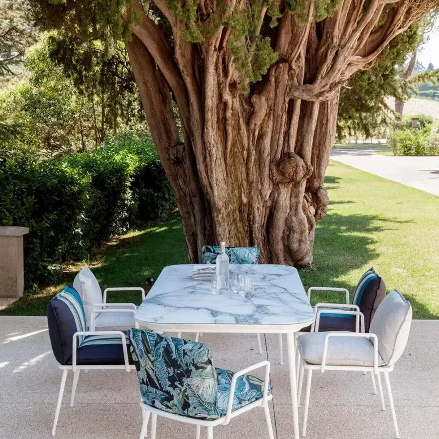 Exceptional Sicis Filicudi table with white Vetrite top displaying grey veining and conical matte white lacquered aluminum legs