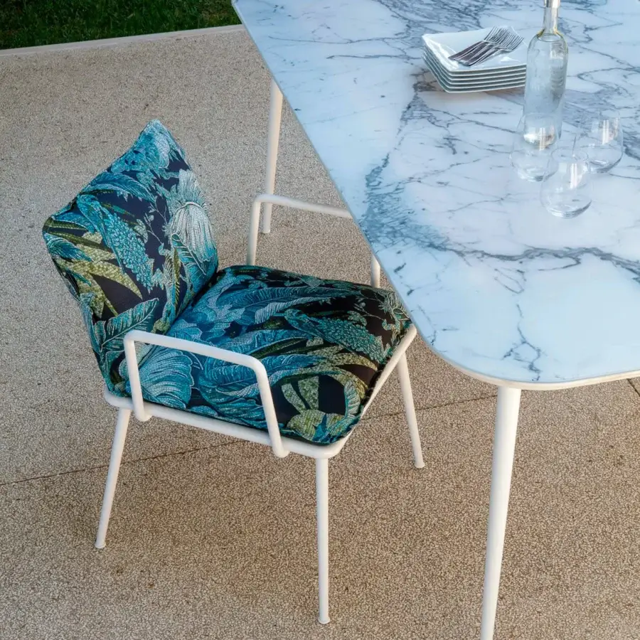 Superior Sicis Filicudi table with white Vetrite top displaying grey veins and matte white lacquered aluminum conical legs