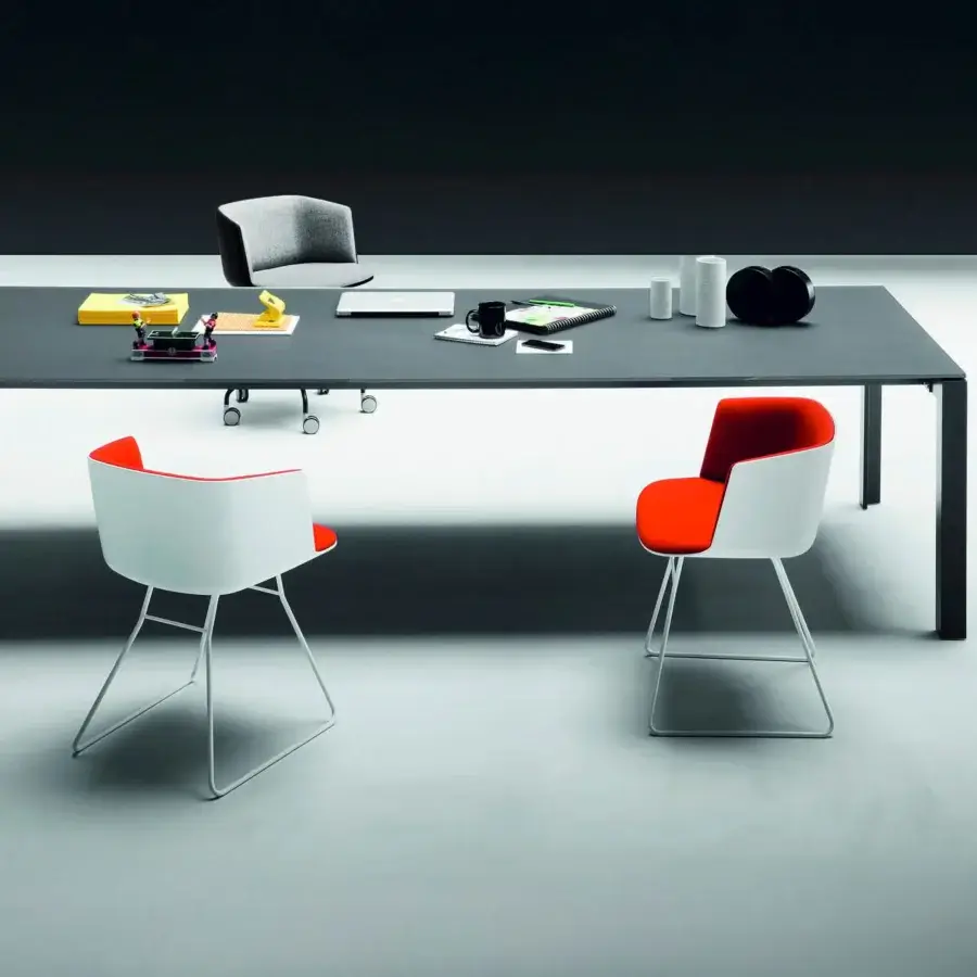 Elegant Lapalma Cut armchair with molded Baydur shell, red backrest and satin-finish metal frame