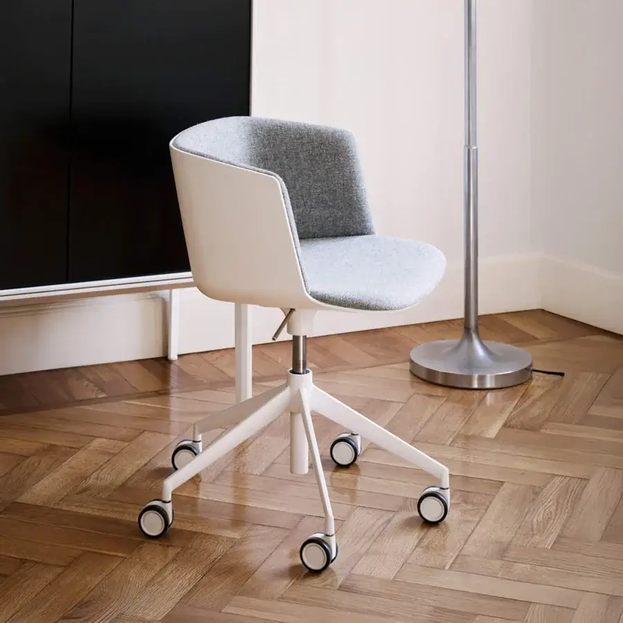 Elegant Lapalma Cut office armchair with white Baydur® shell and comfortable gray textile upholstery, built with a sandblasted aluminum swivel base