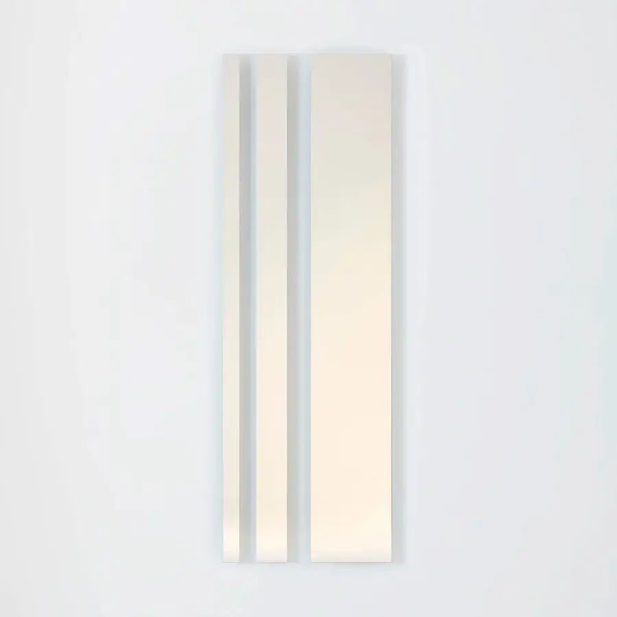 Superior Glas Italia Andromeda mirror crafted from glass with a crisp white finish and subtle asymmetry