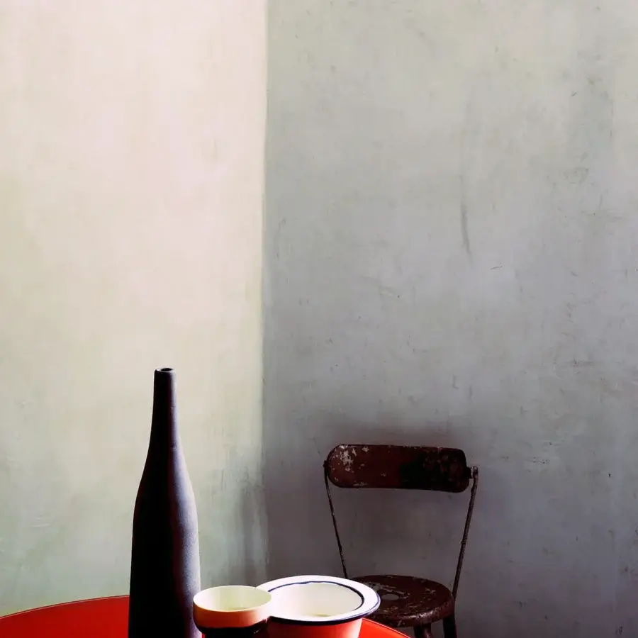 Superior Glas Italia Hub Bistrot table with vibrant red glossy lacquered glass tabletop and borosilicate glass base crafted with anodized aluminum