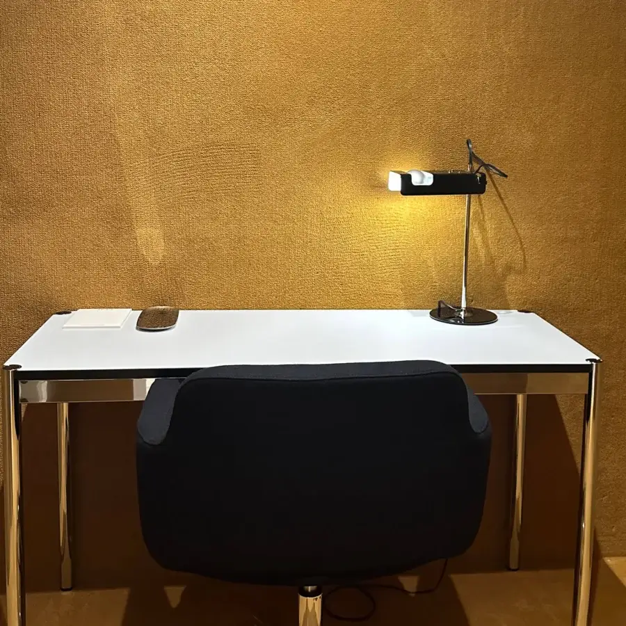 Distinctive Oluce Spider & Spider Mini lamp with fire-painted metal and polished silver-toned chromed stem and lacquered base