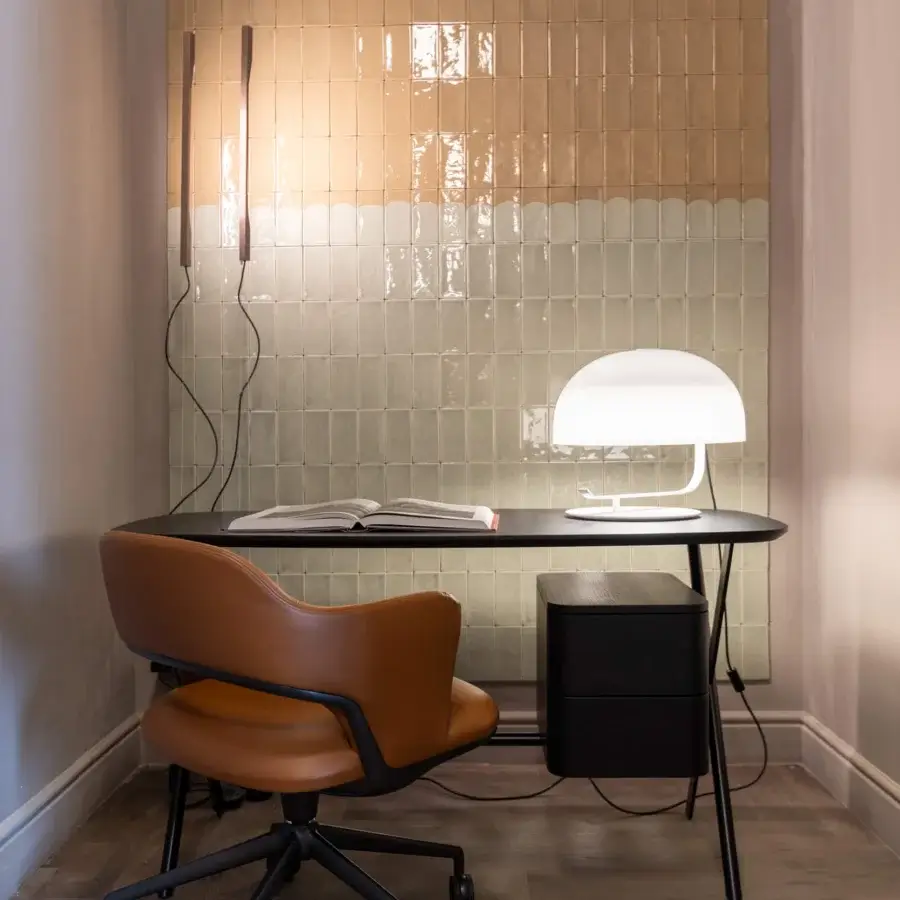 Superior Oluce Zanuso table lamp with a large adjustable rotary diffuser crafted in glossy Perspex and lacquered metal with a white finish
