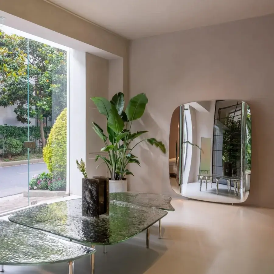 Exquisite Glas Italia Specchio di Venere coffee table with poured silvered glass and polished silver-tone legs
