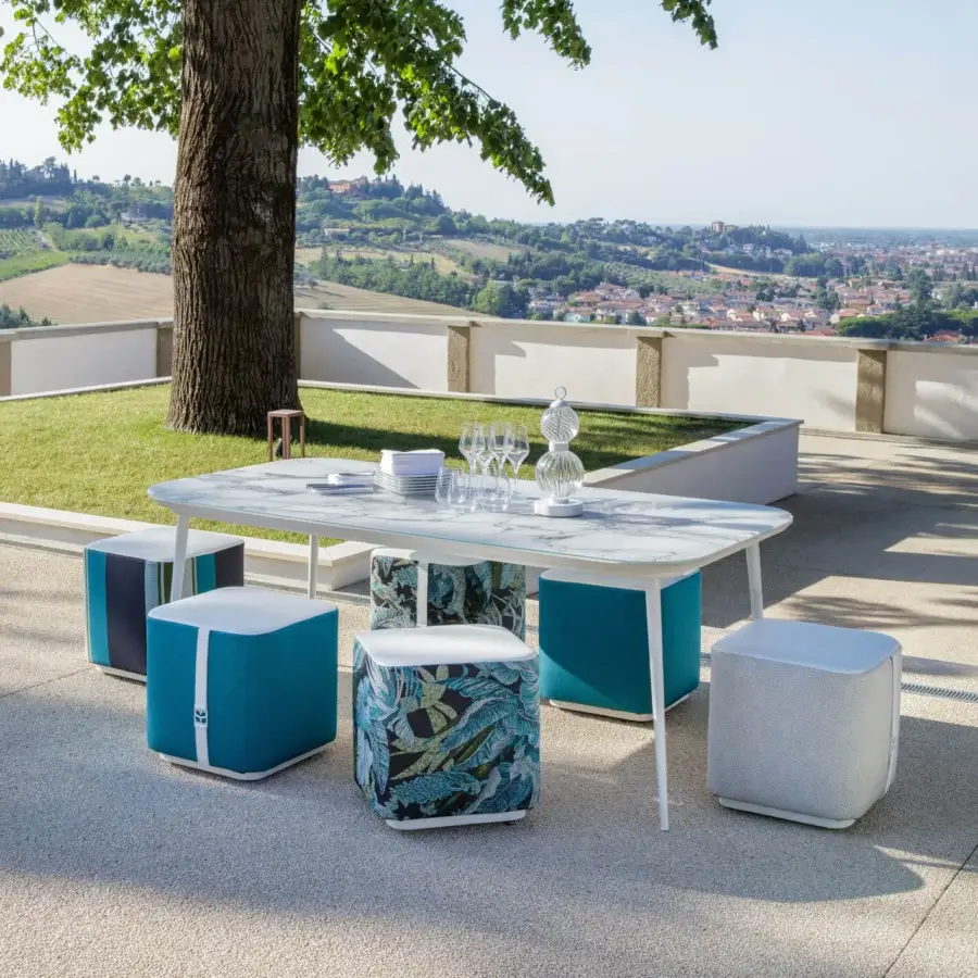 Exceptional Sicis Filicudi table with white Vetrite top and matte white lacquered aluminum conical legs with powder coating