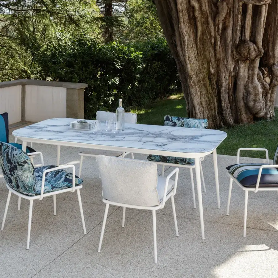 Superior Sicis Filicudi table with grey veined Vetrite top and matte white lacquered aluminum conical legs
