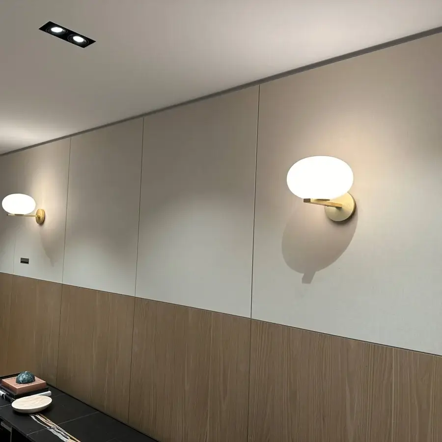 Superior Oluce Alba wall lamp with a glossy white shade and pale gold metallic base crafted in Italy
