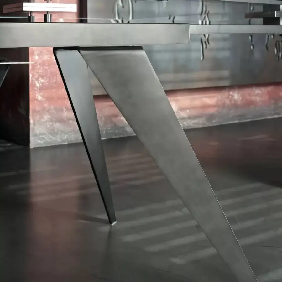 Innovative Bontempi Ramos table with clear glass tabletop and brushed silver-gray metal ‘X’ leg design