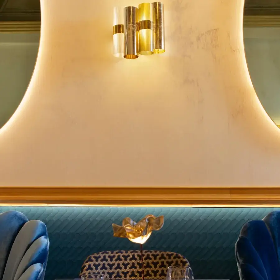 Elegant Slamp La Lollo wall lamp with organic form crafted in Lentiflex® and Opalflex® with golden metallic accents and gradient finish