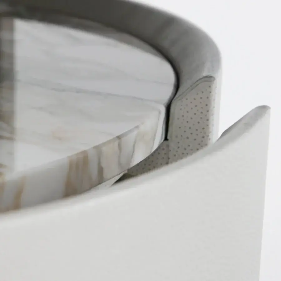 Elegant Rugiano Emily desk built in white matte with veined white and tan marble and bronzed brass details