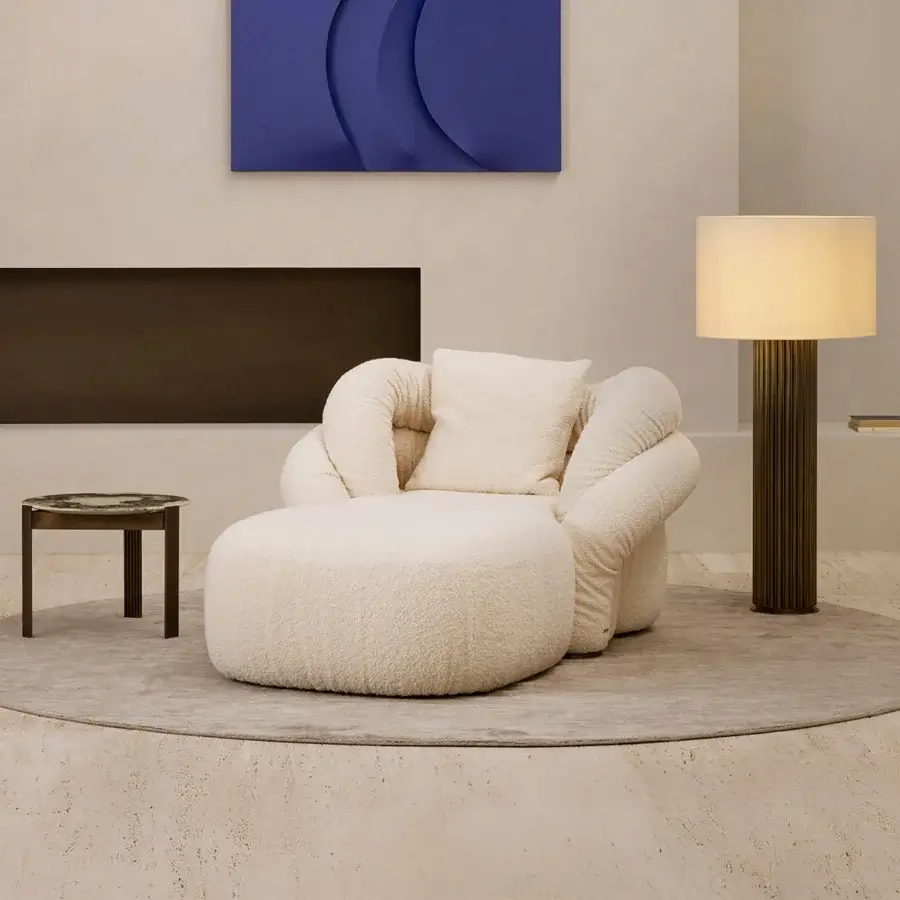 Superior Rugiano Abbraccio chaise lounge built in soft off-white bouclé fabric with bronzed brass details