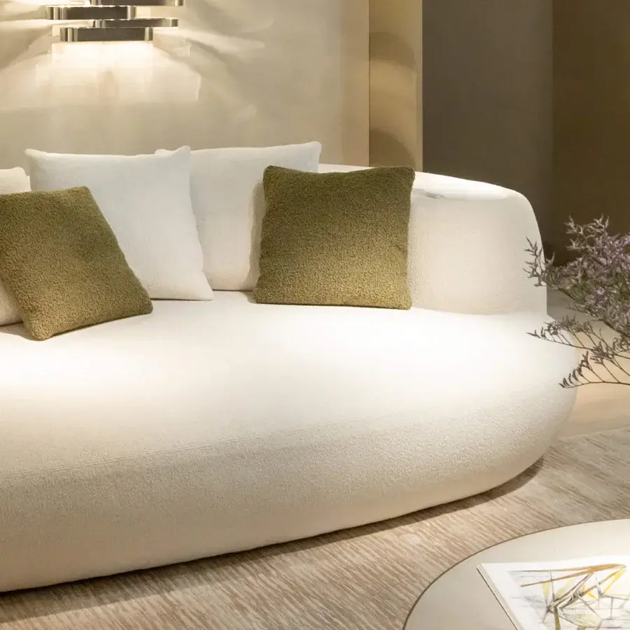 Superior Rugiano Rafael chaise lounge with off-white bouclé fabric upholstery and Calacatta Gold marble finish