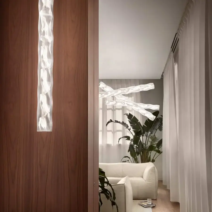 Superior Slamp Hugo suspension lamp in white Lentiflex® creating a water reflection effect with diffused LED lighting