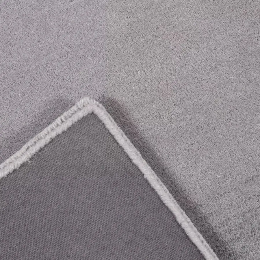 Lavish Amini Trasparenze rug hand-tufted in New Zealand wool with textural variations and a hand-washed carved pile