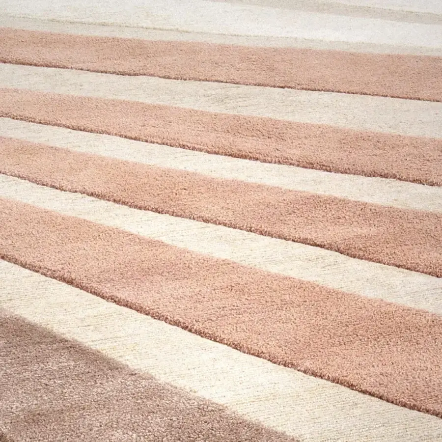 Lavish Amini Ventaglio rug displays chromatic contrast with rose and beige, hand-knotted in wool and natural silk with a carved finish