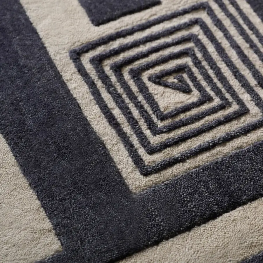 Superior Amini Maze rug with black and ivory geometric designs hand-knotted in Tibetan wool with Italian craftsmanship