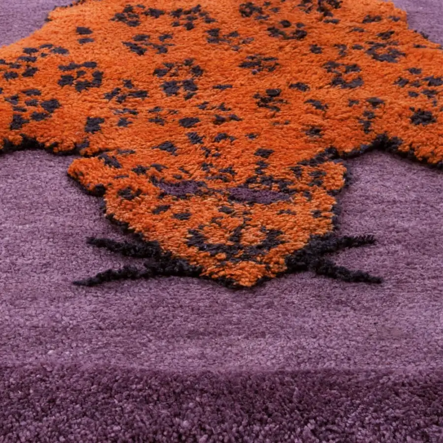 Exceptional Amini Tapipardo rug hand-knotted with pure wool displaying a star motif in orange and lavender purple with a clipped surface