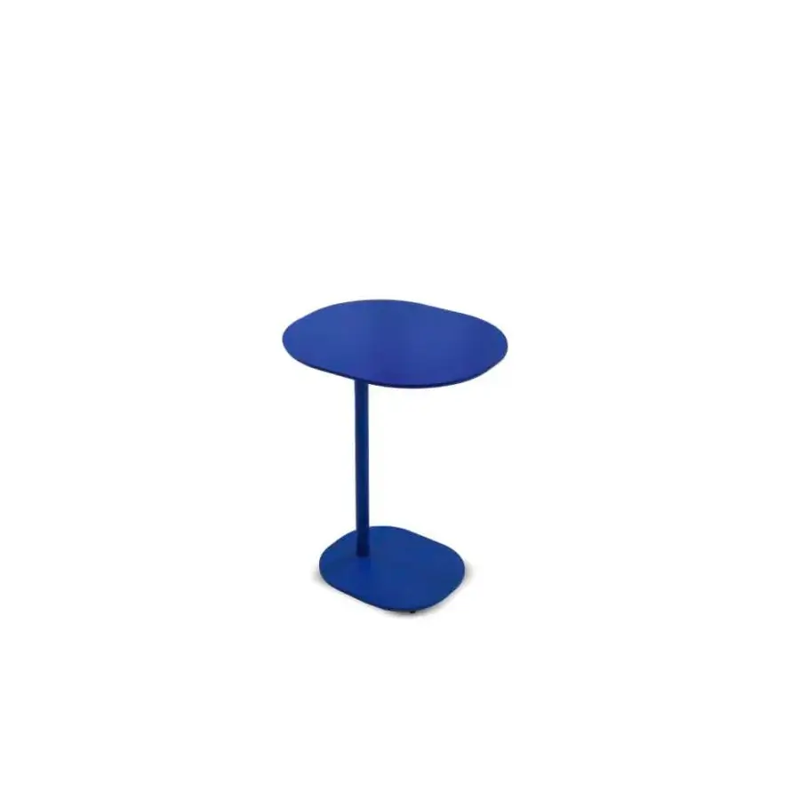 Superior Egoitaliano Narciso table with vibrant blue mirrored surface and magnetic plexiglass top, exhibiting a uniformly matte finish