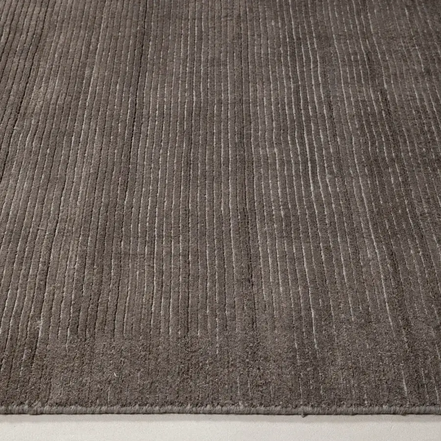 Exquisite Amini Twilight rug hand-loomed in a blend of Tibetan wool and natural silk with tonal variations and a pile loop finish