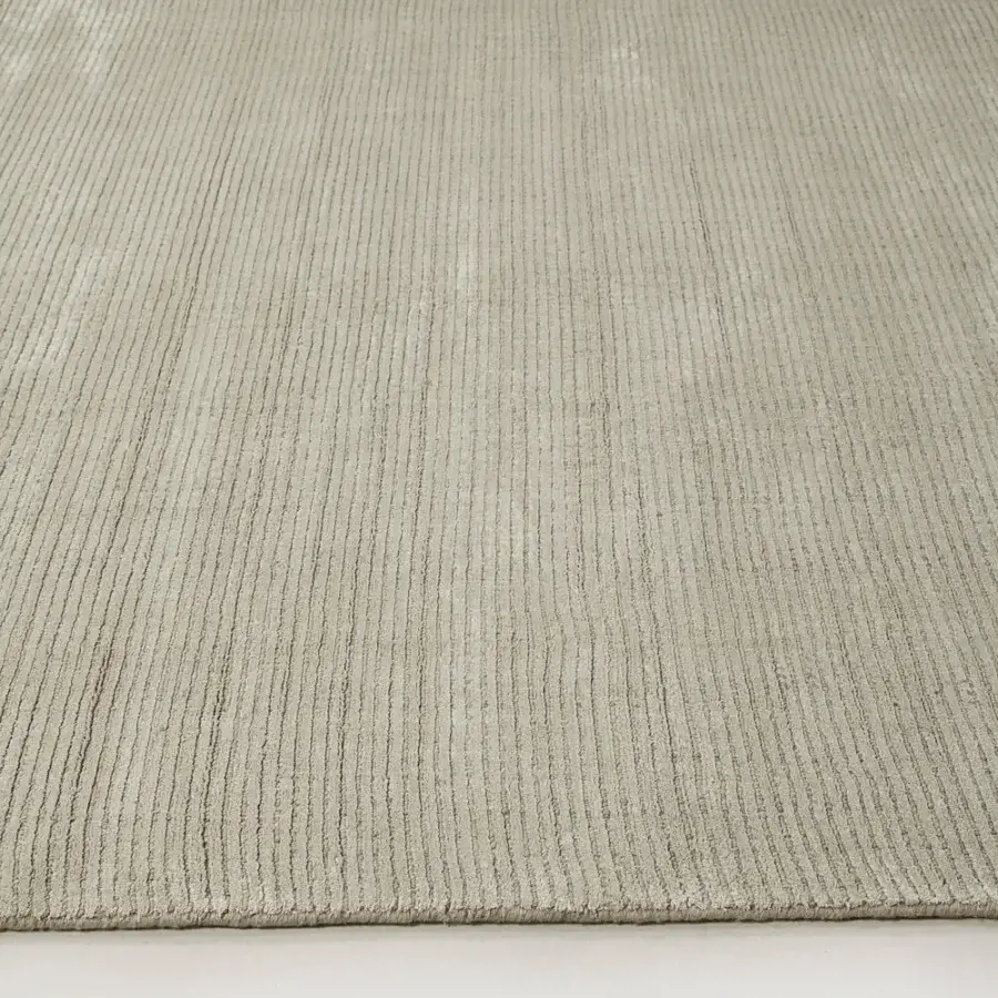 Lavish Amini Twilight rug hand-loomed in Tibetan wool and natural silk with tonal variations and pile loop cut finish