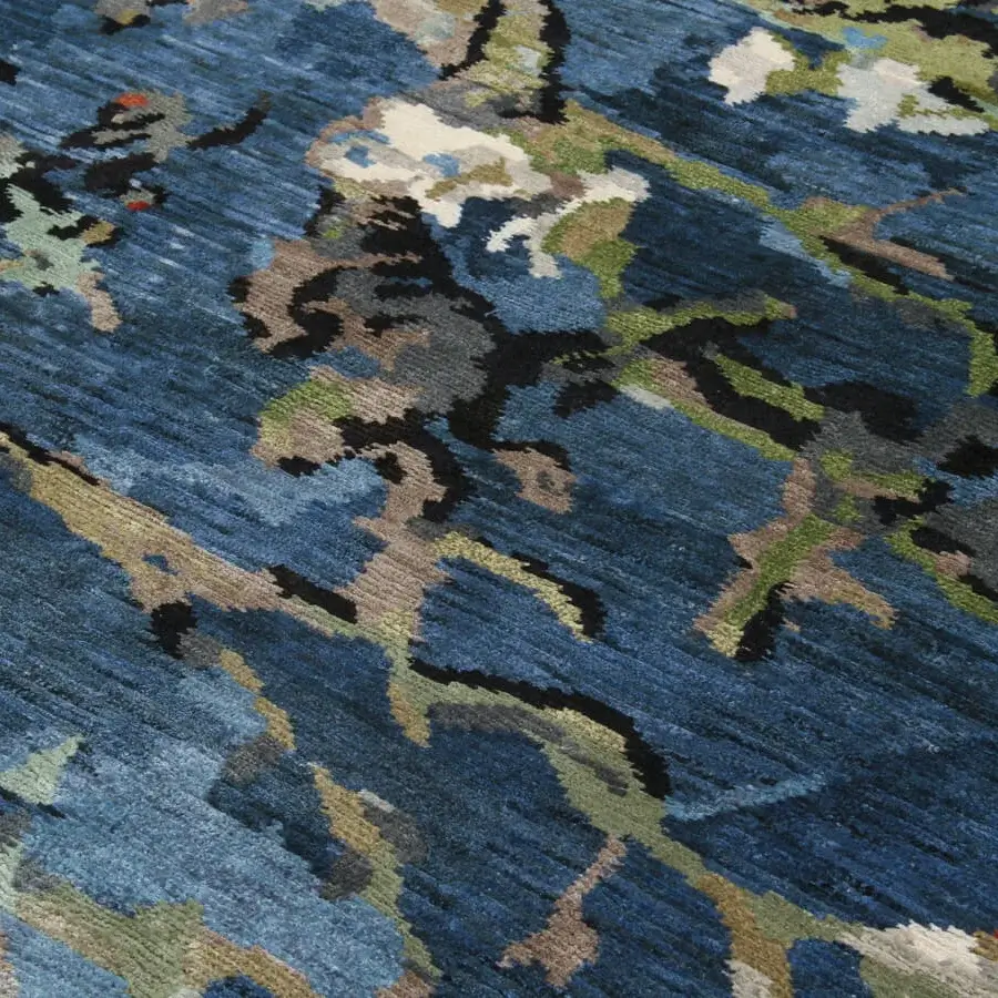 Exquisite Amini Vincent rug crafted from pure silk with a traditional chromatic floral pattern and low pile height