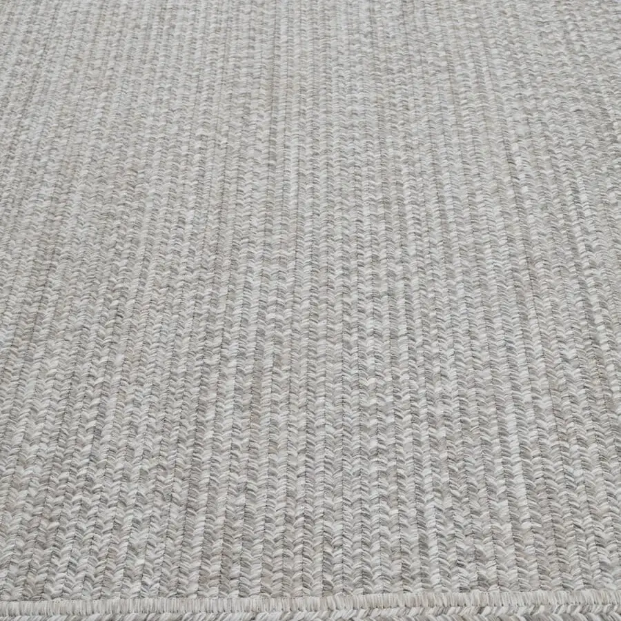 Superior Amini Plain rug hand-braided in India with beige polypropylene, viscose, and polyester, finished with hand-clipped edges